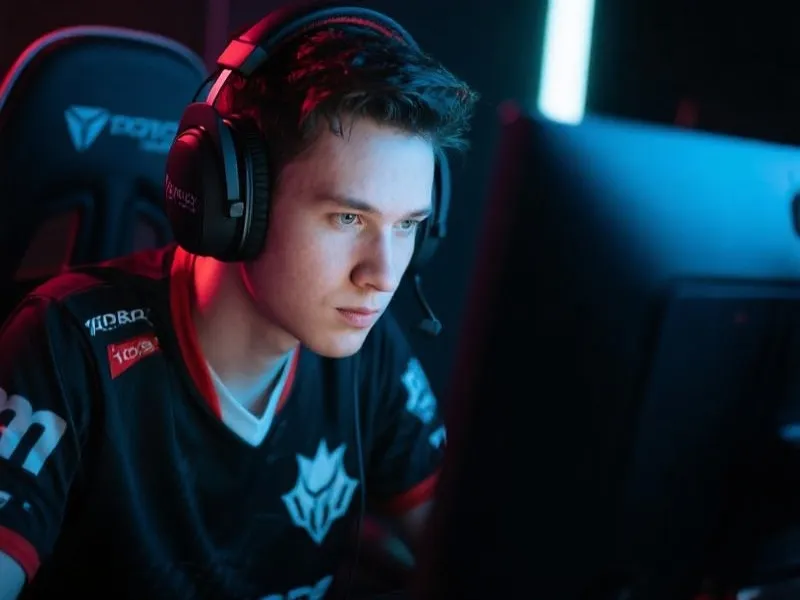 电竞选手比赛专注瞬间